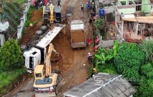 Truk Tronton Bermuatan Tanah dari Tol Bocimi Terguling, Hantam Pagar Dinas Sosial Sukabumi