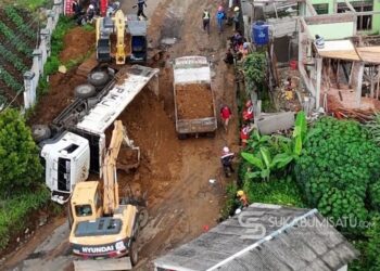 Truk Tronton Bermuatan Tanah dari Tol Bocimi Terguling, Hantam Pagar Dinas Sosial Sukabumi