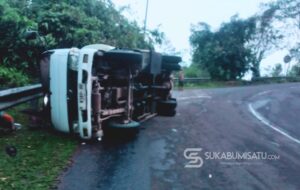 Truk Tangki Minyak Diesel Tergelincir di Turunan Leter S Cikidang, Sopir dan Kernet Selamat