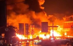 Truk Tangki BBM Terbakar di Bundaran Pasir Hayam, Api Lahap Ruko dan Pos Polisi