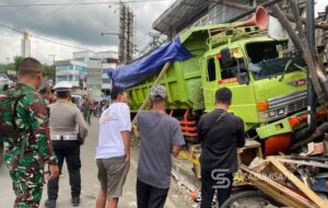 Truk Pengangkut Tanah Alami Rem Blong di Cibadak, Gerobak Mie Ayam dan Motor Rusak Terlindas