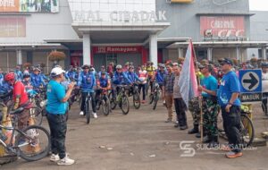 Semarak Gowes Hari Pahlawan, Danramil Cibadak Lepas Ratusan Pesepeda dari Ramayana Menuju Panenjoan