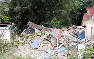 Rumah Tiga Lantai Ambruk di Bantaran Sungai Dayeuhluhur, Diduga Akibat Pergerakan Tanah