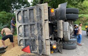 Truk Teronton Terguling di Cikembar, Diduga Akibat Jalan Rusak