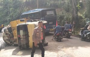 Tikungan Menanjak dan Jalan Miring, Truk Sampah DLH Ambruk di Warungkiara