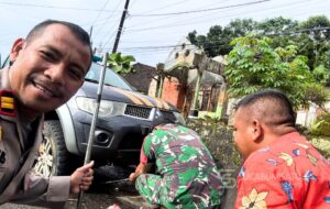 Kekompakan Forkopimcam Cimanggu: Camat dan Babinsa Turun Tangan Bantu Kapolsek Atasi Ban Patroli Kempes