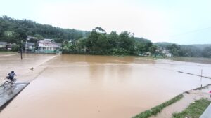 Hujan Deras Picu Banjir dan Longsor di Sukabumi, Jembatan di Cikembar Putus Tergerus Arus