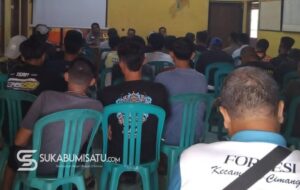 Warga Karangmekar Geruduk Kantor Desa: BLT Belum Cair, Jalan Banprov Mandek, Kades Jarang Hadir