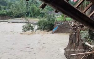 Sungai Cidadap Meluap, Banjir dan Longsor Terjang Simpenan, Puluhan Warga Mengungsi