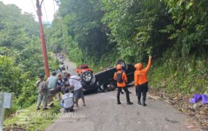 MENCEKAM! Mobil Asal Nagrak Terbalik di Tanjakan Maut Cisarakan, Tim SAR Gabungan Berjibaku Selamatkan 7 Nyawa