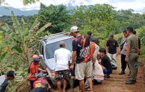 Ikuti Google Maps, Honda CRV Terperosok di Jalur Tikus Ciambar Sukabumi