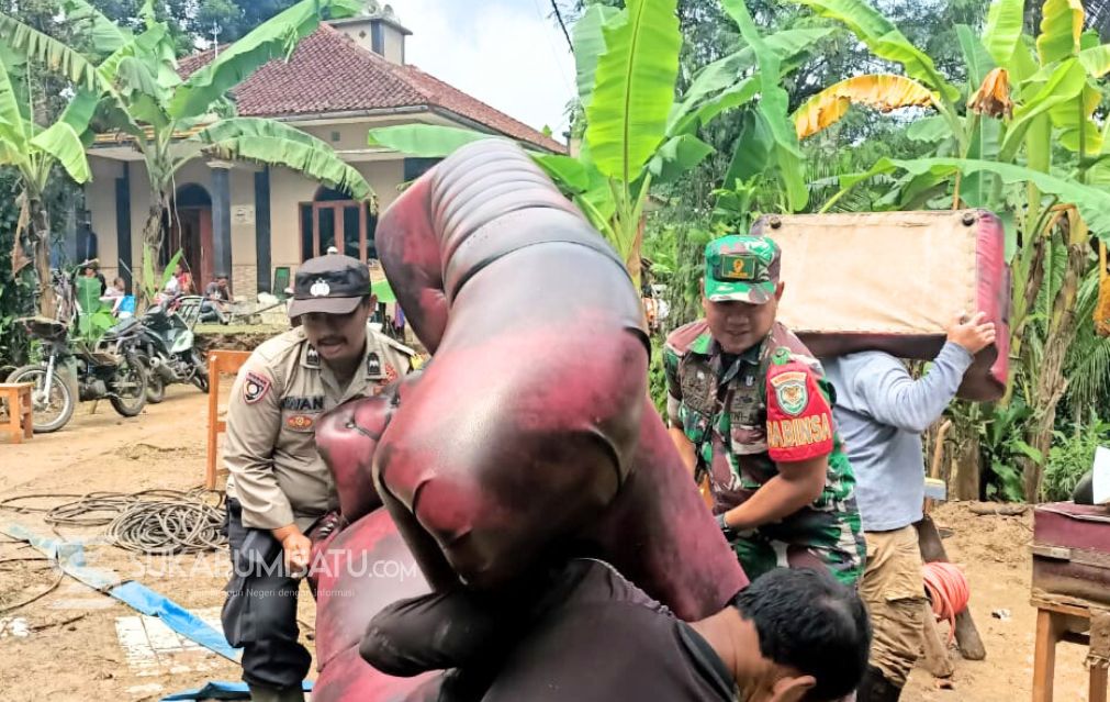 Gerak Cepat, Polsek Nyalindung Bersama TNI dan Warga Bersihkan Sisa Banjir di Dua Desa