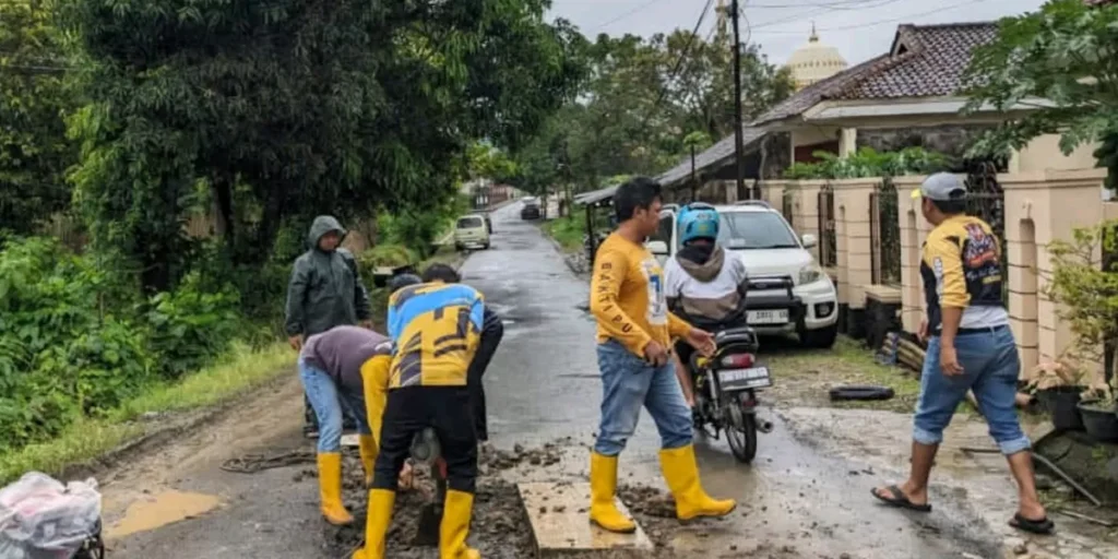 Jalan Amblas di Surade–Kedaleman Ditangani Darurat, Dinas PU Pasang Plat Beton