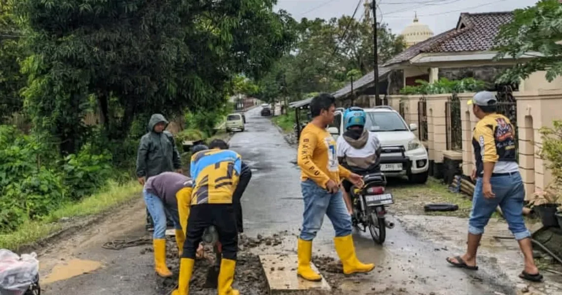 Jalan Amblas di Surade–Kedaleman Ditangani Darurat, Dinas PU Pasang Plat Beton