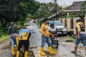 Jalan Amblas di Surade–Kedaleman Ditangani Darurat, Dinas PU Pasang Plat Beton