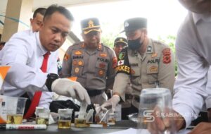 Sapu Bersih! 177 Personel Polres Sukabumi Jalani Tes Urine, Ini Hasilnya