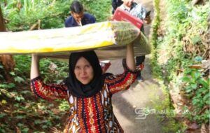 Rumah Lansia di Tenjojaya Ambruk Diterjang Hujan, SDM PKH dan Pemdes Gerak Cepat Salurkan Bantuan