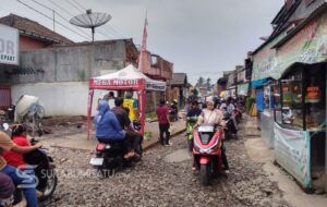 Jalan Kabupaten Rasa Sungai Kering, Warga Cidahu ‘Tampar’ Pemerintah dengan Cor Jalan Swadaya