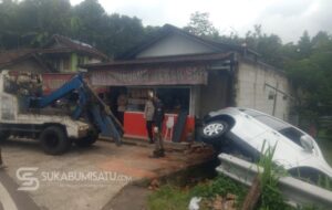 Lupa Tarik Rem Tangan Saat Beli Sarapan, CR-V Seruduk Warung di Warungkiara