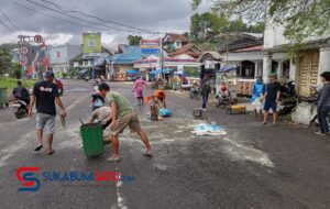 Geram Tak Kunjung Diperbaiki, Warga Palabuhanratu Gotong Royong Tambal Jalan Nasional di Depan Alun-alun Gadobangkong