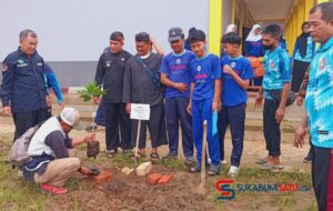 Hijaukan Lingkungan Sekolah, Forkopimcam Cibitung dan Dishut Jabar Tanam 100 Pohon Buah di SMPN 2