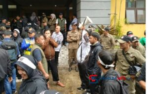 GOR Pemuda “Membara”, Ratusan PPPK Paruh Waktu Sukabumi Tuntut Kepastian Gaji: “SK Ada, Makan Susah!”