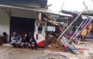 Pohon Tumbang di Simpenan Timpa Kabel Listrik, Ruko dan Mobil Milik Warga Rusak Tertindih Tiang