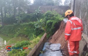 Hujan Deras Picu Longsor di Cicurug Sukabumi, Akses Jalan Antar-RT Terputus Total
