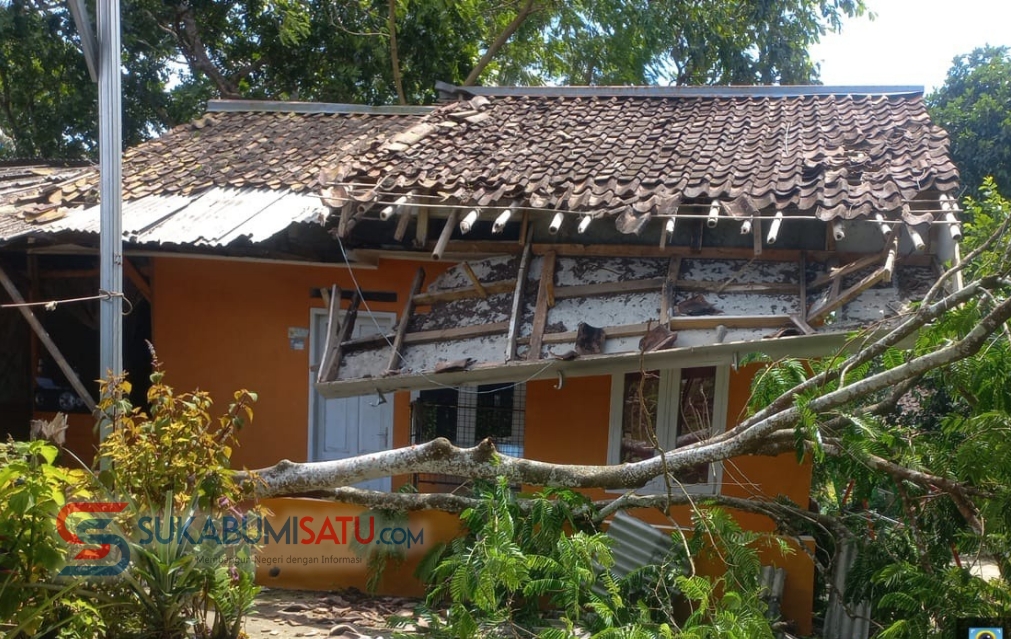 Angin Kencang Rusak Rumah Warga Curugkembar, Keluarga Anyun Bertahan di Tengah Cuaca Ekstrem