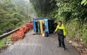 Tak Kuat Menanjak, Truk Fuso Terguling di Cisarakan Palabuhanratu: Lalu Lintas Sempat Dialihkan