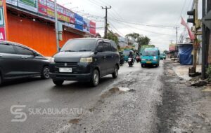 Jalan Nasional di Cibadak Rusak Parah, Pengendara Motor Jadi Korban