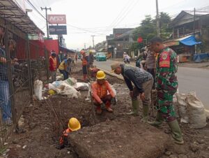 Atasi Banjir di Jalur Bogor-Sukabumi, Tim PPK 2.1 dan Forkopimcam Cibadak Gercep Normalisasi Drainase