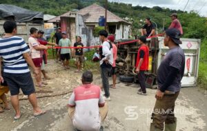 Truk Es Krim Terguling di Turunan Kebon Bolo Cibadak, Warga Keluhkan Jalan Rusak