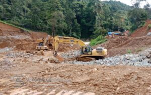 PLTMH Cikamunding Disetop! Pemdes Gunung Karamat Persoalkan Izin Material di Sungai Cibareno