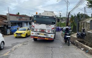 Truk Tangki Bermuatan Kapur Tujuan Jakarta Mogok di Tanjakan Pamuruyan, Sempat Terdengar Ledakan