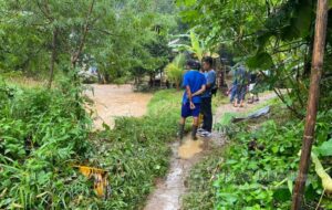 Sampah Hulu dan Luapan Sungai Cipamuruyan Rendam Pemukiman, Warga Desak Pembangunan Bronjong