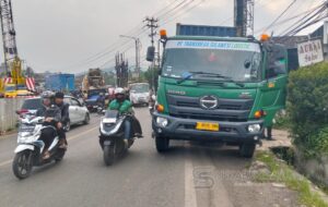 Truk Tronton Muatan Air Mineral Mogok di Jalur Cibadak-Parungkuda, Kemacetan Panjang Tak Terhindarkan