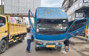 Truk Pakan Ayam Mogok di Tengah Jalan Suryakencana Cibadak, Sopir Ngaku Sulit Cari Solar dari Sukabumi