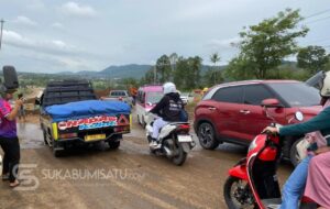 Bahayakan Pengendara, Ceceran Lumpur Proyek Tol di Nagrak Disemprot Damkar
