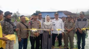 Resmikan Lapangan Serbaguna di Bojong Jagal, Dewi Asmara Ajak Warga Cibadak Pererat Silaturahmi