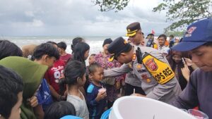 Manisnya Pantai Palabuhanratu, Kapolres Sukabumi Bagi-bagi Ratusan Es Krim ke Bocah Pesisir