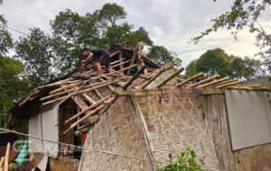 Dapur Rumah Warga di Cibadak Ambruk Diguyur Hujan, Satu Keluarga Terpaksa Mengungsi