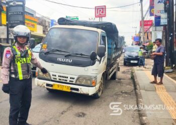 Tabrak ‘Bokong’ Truk Pengangkut Batu di Cibadak, Pengendara Motor Luka-luka