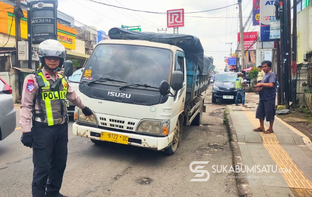Tabrak ‘Bokong’ Truk Pengangkut Batu di Cibadak, Pengendara Motor Luka-luka
