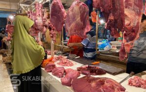 Harga Daging Sapi di Pasar Cibadak Meroket Jelang Lebaran, Pedagang dan Emak-emak Menjerit!