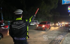 Volume Kendaraan di Jalur Arteri Cibadak Meningkat, Satlantas Polres Sukabumi Siaga di Titik Rawan