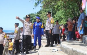 Pastikan Wisatawan Aman, Kapolda Jabar Sambangi Pantai Karanghawu: Jangan Ada Lagi Laka Laut!