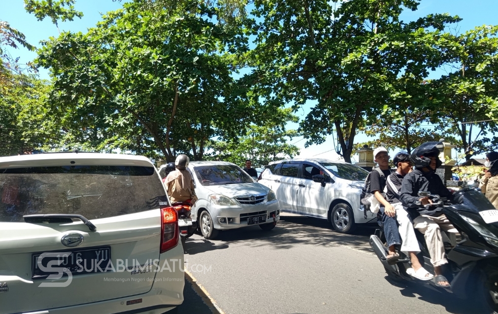 Wisatawan Lokal Dominasi Jalur Palabuhanratu, Kendaraan Plat F Sukabumi-Bogor Padat Merayap