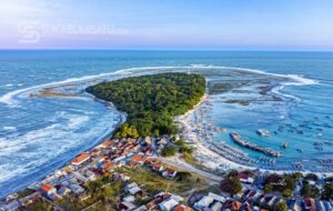 Menguak Jejak Sejarah Pantai Tenda Biru: Dari Misteri Harta Karun Hingga Benteng Alam di Ujung Genteng