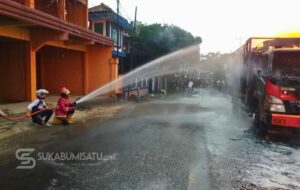 Dramatis, Tiga Armada Damkar Diterjunkan Padamkan Truk LPG Yang Terbakar